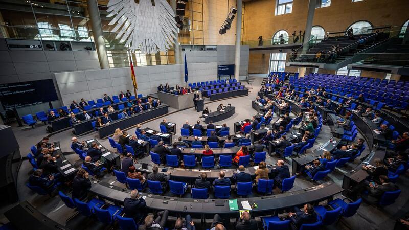 Opposition wirft Ampel verfehlte Haushaltspolitik vor Der Bundestag berät über den Haushalt für das laufende Jahr.