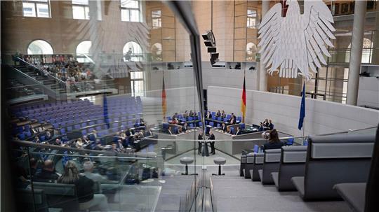 Der Bundestag hat eine Reform beschlossen, damit staatliche Milliarden schneller in die Infrastruktur fließen.