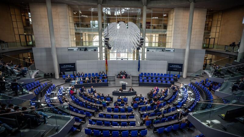 Bezahlkarte für Asylbewerber vom Bundestag beschlossen Der Bundestag hat mit der überwiegenden Zahl der Stimmen der Ampel-Fraktionen SPD, Grüne und FDP für die Einführung einer Bezahlkarte für Flüchtlinge votiert. Auch die AfD und das BSW stimmten dafür.