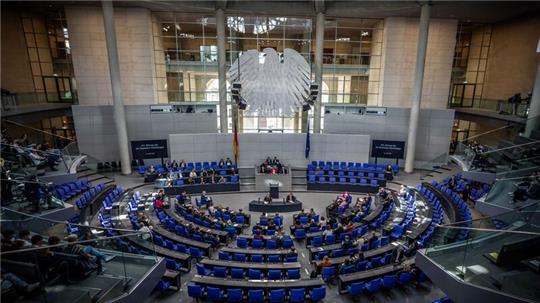 Der Bundestag hat mit der überwiegenden Zahl der Stimmen der Ampel-Fraktionen SPD, Grüne und FDP für die Einführung einer Bezahlkarte für Flüchtlinge votiert. Auch die AfD und das BSW stimmten dafür.