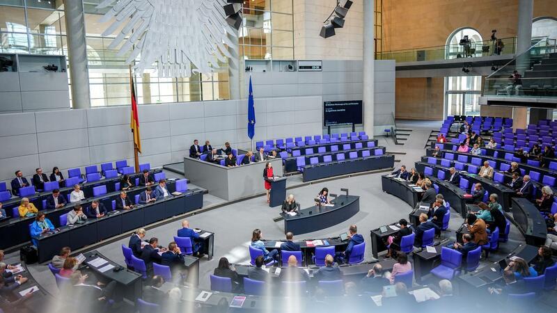 Nach Urteil keine Änderungen am Wahlrecht - Kritik von Union Der Bundestag soll durch die Wahlrechtsreform auf 630 Abgeordnete begrenzt werden.