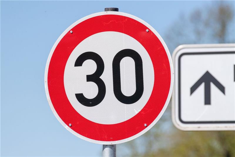 Kommunen wollen mehr Mitbestimmung bei Tempo-30-Zonen Der Bundestag will über einen Gesetzentwurf zur Reform des Straßenverkehrsgesetzes beraten.