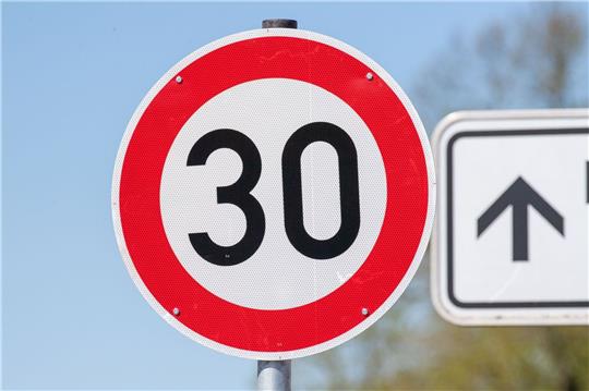 Der Bundestag will über einen Gesetzentwurf zur Reform des Straßenverkehrsgesetzes beraten.
