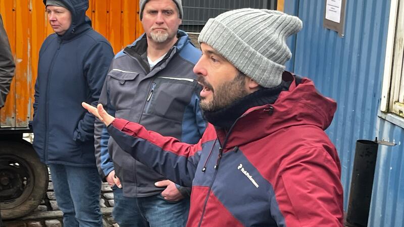 Der Bundestagsabgeordnete Daniel Schneider im Gespräch in Stade.