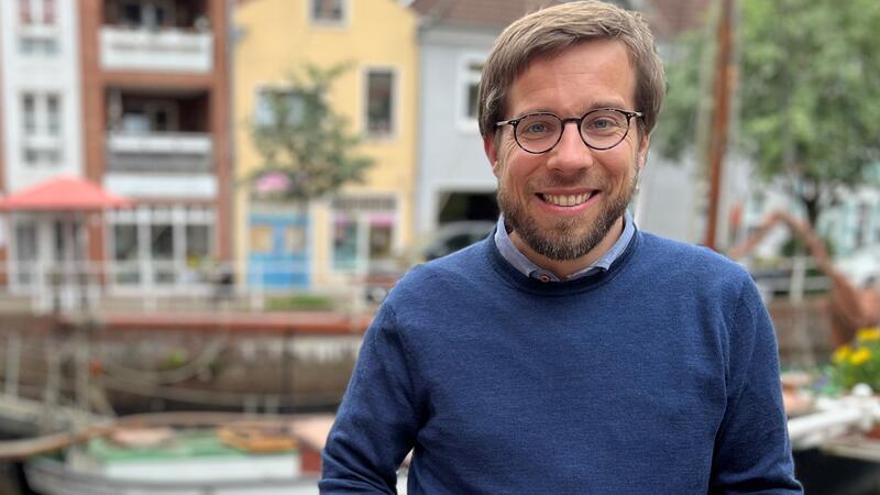Bayern München und Microsoft: Dieser Abgeordnete legt sich mit den Großen an Der Bundestagsabgeordnete Victor Perli macht Europawahlkampf für die Partei Die Linke in Buxtehude. Das Foto entstand am Fleth der Hansestadt Buxtehude.