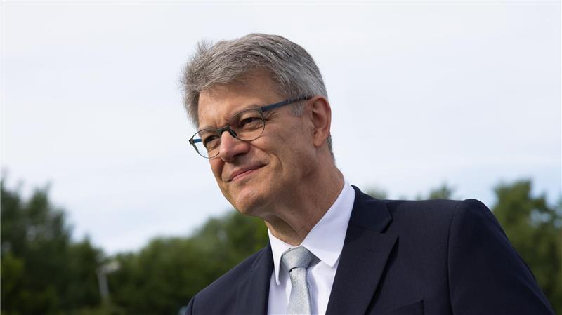 Kein freier Lkw-Stellplatz - Abhilfe an Autobahn-Anlagen Der Bundesverkehrsminister spricht von einem echten Gewinn.