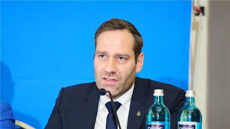 Der Bundesvorsitzende der Gewerkschaft der Polizei (GdP), Jochen Kopelke, sagt, die GdP sei die „ideologische Debatte“ über den Taser langsam leid. (Archivfoto) 