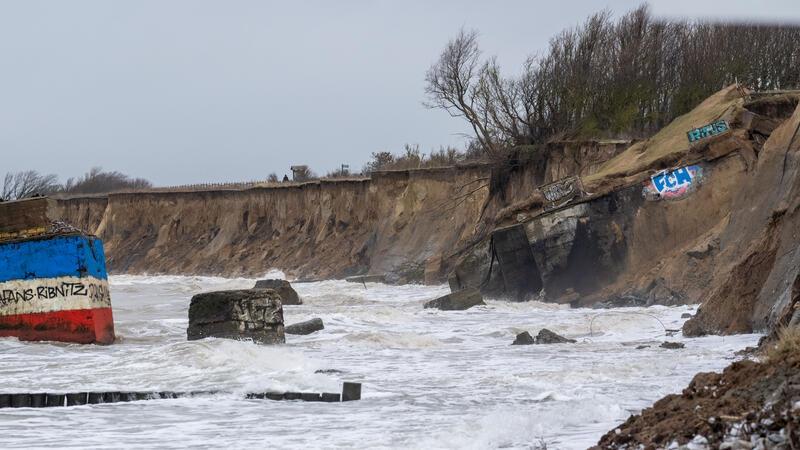 Ostsee holt sich ehemaligen DDR-Bunker Der Bunker ist an der Steilküste im Ortsteil Niehagen abgerutscht.