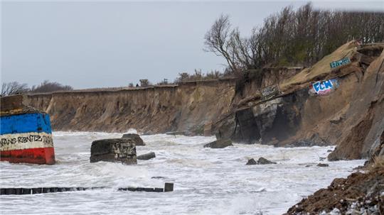 Der Bunker ist an der Steilküste im Ortsteil Niehagen abgerutscht.