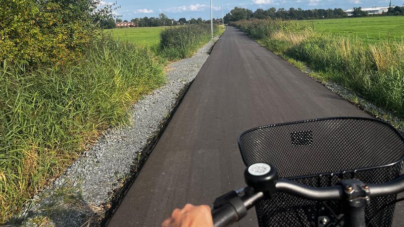 Freie Fahrt durch die Schölischer Wiesen für Fahrradfahrer in Stade Der Burgwiesen-Radweg ist fast fertig und schon befahrbar.