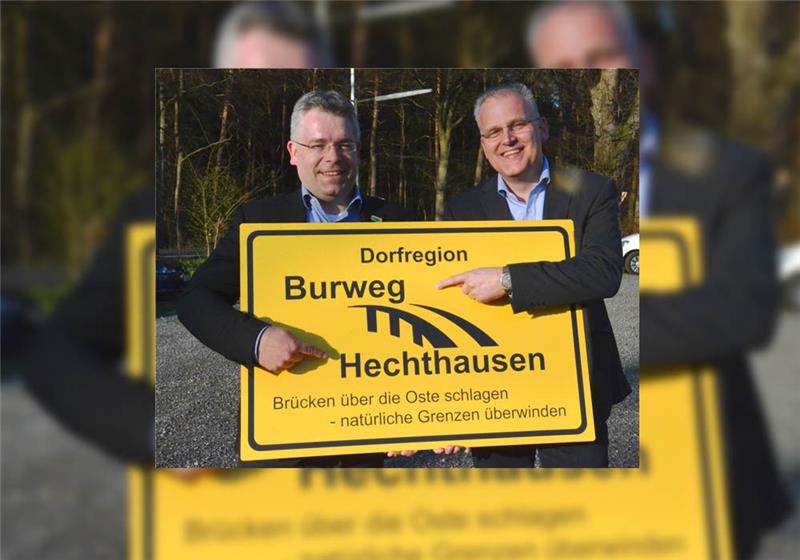 Der Burweger Bürgermeister Matthias Wolff (links) und sein Hechthausener Amtskollege Jan Tiedemann leben es vor: Sie wollen „Brücken über die Oste schlagen“. Foto Schröder