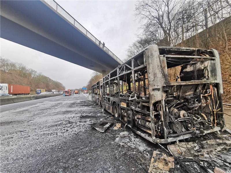 Schwere Unfälle und Staus am Morgen und Nachmittag Der Bus befand sich ohne Fahrgäste auf einer Werkstattfahrt, als er in Brand geraten war. Foto: Steven Hutchings/TNN/dpa