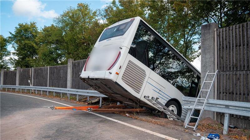 Der Bus brach in einer Kurve durch die Leitplanke und die Schallschutzwand.