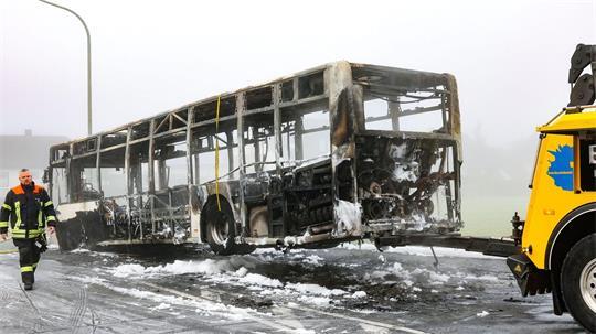 Der Bus brannte komplett aus. 