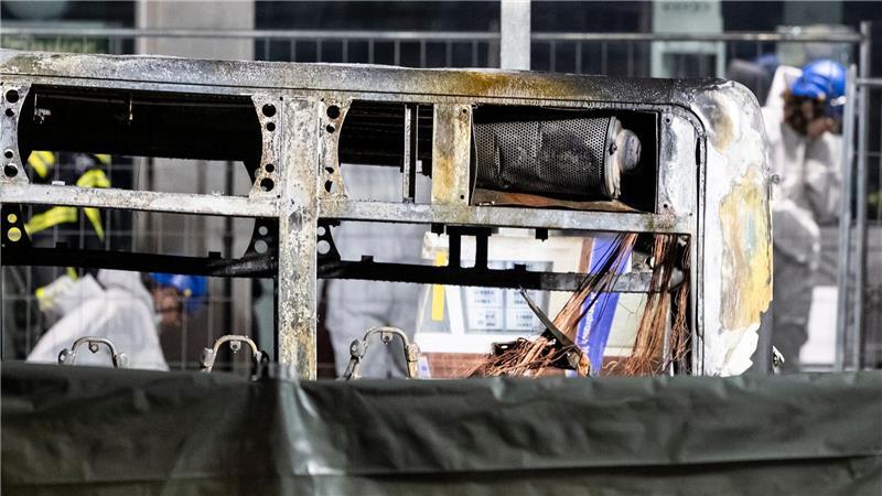 Der Bus brannte komplett aus.