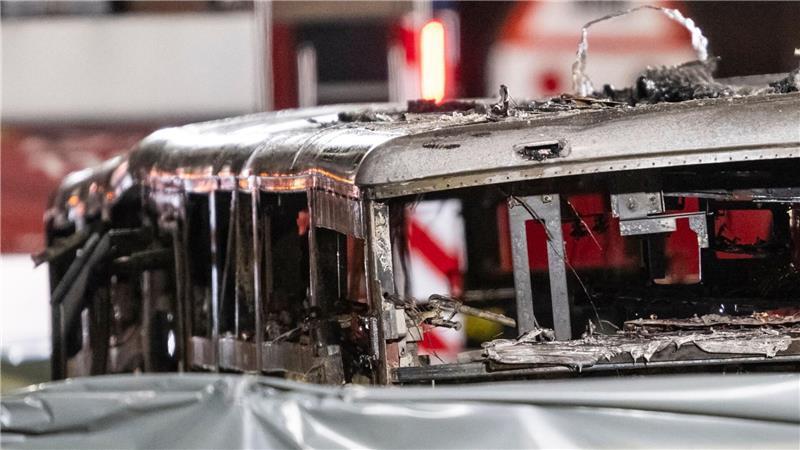 Der Bus brannte völlig aus.