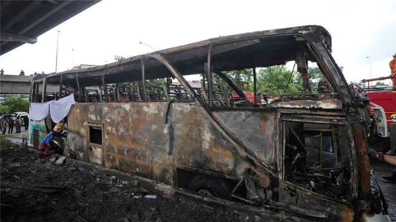 Schulbus-Brand: Thailand trauert um tote Kinder und Lehrer Der Bus, der mit Gas betrieben war, brannte lichterloh.