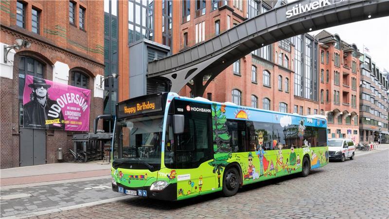 Hamburg feiert Udo Lindenberg mit einem besonderen Linienbus Der Bus ist im Süden der Stadt im Einsatz, wie ein Sprecher der Hochbahn mitteilte.