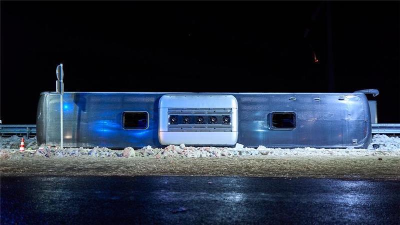 Der Bus kam auf der Seite zum liegen.