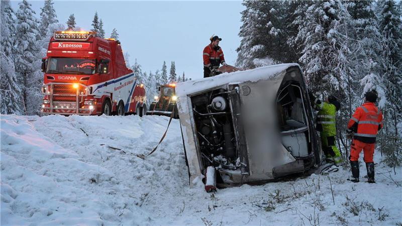 Der Bus kippte in der Nähe von Vilhelmina im Norden von Schweden von einer Schnellstraße.