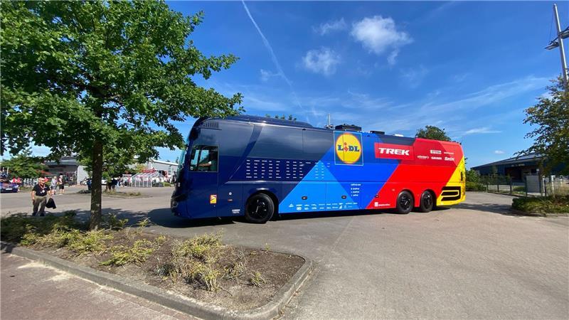 Der Bus mit Top-Sprinter Jonathan Milan ist da.