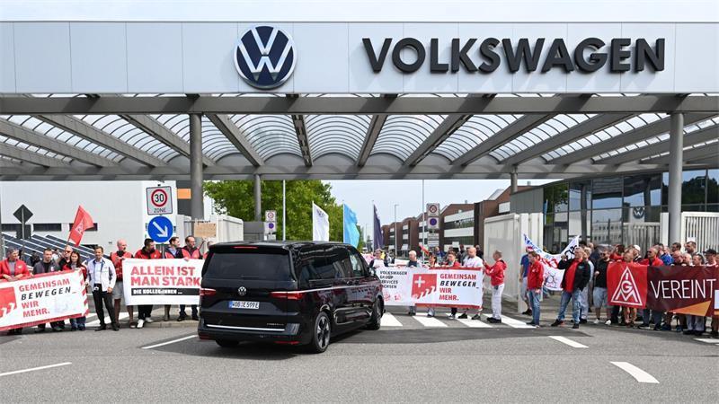 Der Bus mit VW-Vorstandchef Oliver Blume wird von Beschäftigten in Zwickau mit einer Demonstration für den Erhalt des Standortes in Empfang genommen.