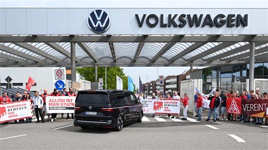 Der Bus mit VW-Vorstandchef Oliver Blume wird von Beschäftigten in Zwickau mit einer Demonstration für den Erhalt des Standortes in Empfang genommen.