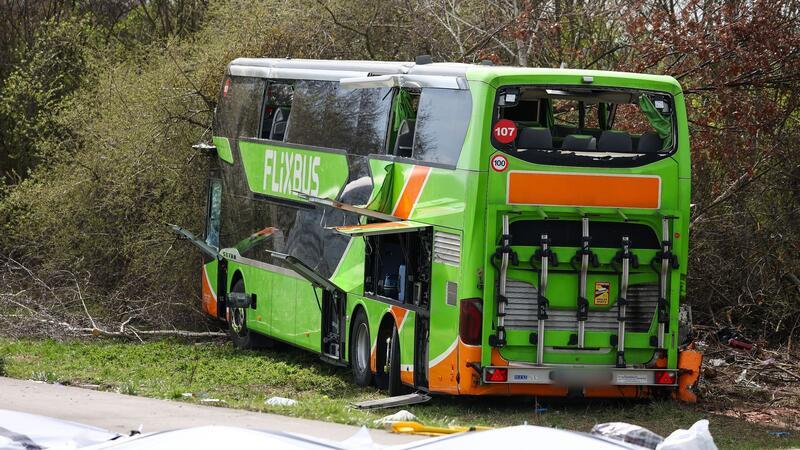 Schwerer Busunfall: Drei der vier Todesopfer identifiziert Der Bus mit mehr als 50 Passagieren und zwei Fahrern war auf dem Weg von Berlin nach Zürich verunglückt.