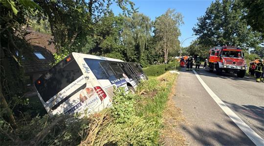 Der Bus rutschte in den Graben und kam im Vorgarten zum Stehen.