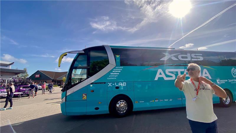 Der Bus von "XDS Astana Team".
