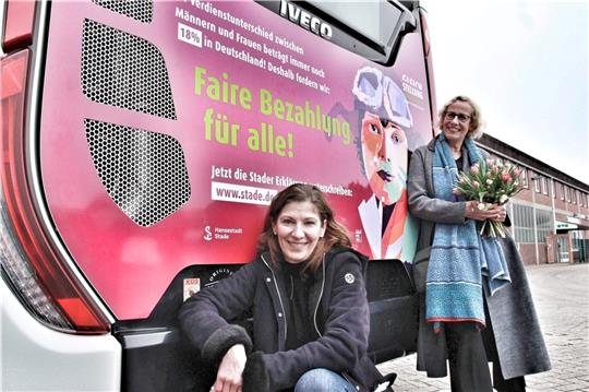 Der Bus zur fairen Bezahlung startet: Nicole Gallein (links) von der KVG-Geschäftsführung und Stades Gleichstellungsbeauftragte Karina Holst schicken ihn los. Foto: Richter