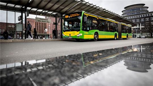 Der Busbahnhof in Oberhausen. Im Hintergrund der Hauptbahnhof.