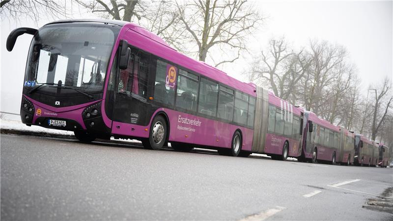 Der Busbetreiber und die Deutsche Bahn einigten sich in der Nacht auf Freitag nach intensiven Gesprächen. (Archivbild)