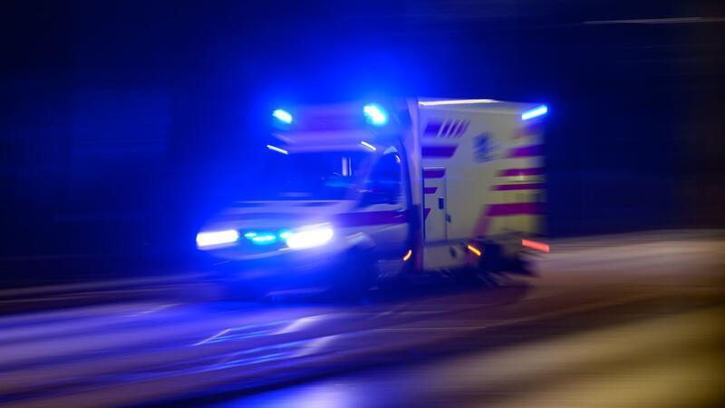 Der Busfahrer und ein Fahrgast wurden in ein Krankenhaus gebracht. (Symbolfoto).