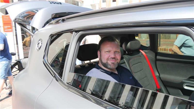 Der Buxtehuder Andy Damnig nutzte die Veranstaltung, um sich für einen geplanten Autokauf zu informieren.