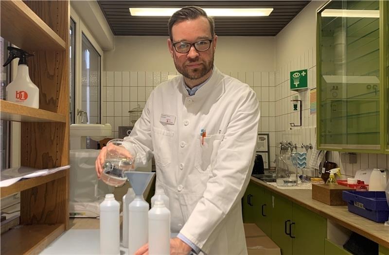 Der Buxtehuder Apotheker Alexander Stüwe stellt Desinfektionsmittel jetzt selbst her. Foto: Stephan