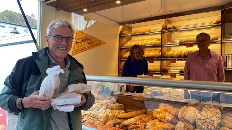 Aus für Brotstern: Buxtehuder Unternehmerin schließt ihre Bio-Bäckerei Der Buxtehuder Dr. Heinrich Heins hat sich am Wochenende noch mal ordentlich mit Brotstern-Waren eingedeckt.