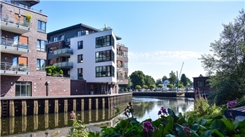 Der Buxtehuder Hafen ruht. Wo früher der Handel der Hanse florierte, wohnen jetzt Buxtehuder in modernen Appartements.