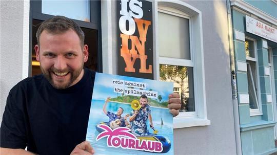 Der Buxtehuder Hanke Blendermann von Reis Against The Spülmachine hält stolz das Debüt-Album in Händen, das es ab 10. Oktober auch auf Vinyl gibt.