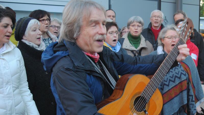 Wie Bella Ciao zur Buxtehuder Demo-Hymne wurde Der Buxtehuder Musiker Harald Winter in Aktion, hier bei einer Gedenkveranstaltung für Gustav Schneeclaus.