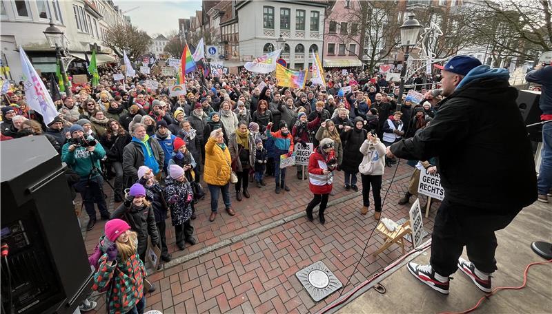 Bunter Block Buxtehude: Signal gegen Hass, Hetze und Extremismus Der Buxtehuder Rapper Normen Superior sang auf der Bühne vor bis zu 1500 Menschen den Song „Unsere Stadt ist bunt“.