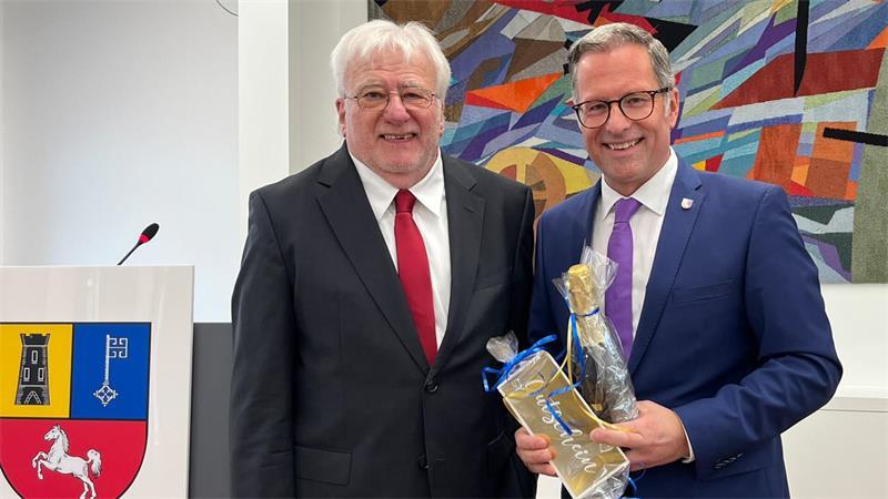 Der Buxtehuder SPD-Abgeordnete Dr. Harald Stechmann saß 30 Jahre lang im Kreistag. Hier ehrt ihn Landrat Kai Seefried (CDU, rechts).