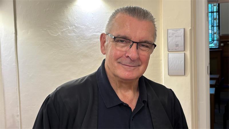 Der Buxtehuder Strafverteidiger Lorenz Hünnemeyer vertritt die Nebenklägerinnen in dem Prozess um die erstochene Frau in Apensen.
