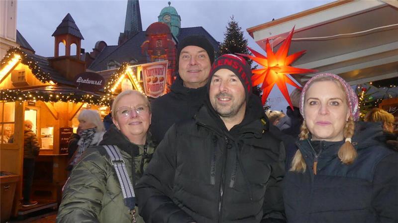 Buxtehuder Wintermärchen: Warum Besucher den Weihnachtsmarkt lieben Der Buxtehuder Weihnachtsmarkt gefällt dem Quartett aus Celle ausnehmend gut - sie verreisen seit 25 Jahren zusammen und besuchen gern Weihnachtsmärkte: Anja und Frank Heinz und André und Frauke Lowag.