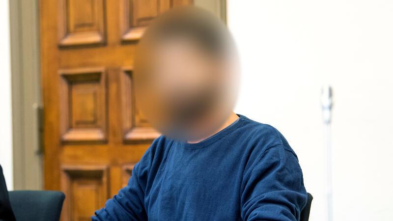 Psychiaterin: Flughafen-Geiselnehmer voll schuldfähig Hamburg: Im Prozess gegen den Hamburger Flughafen-Geiselnehmer sitzt der Angeklagte im Landgericht im Sitzungssaal.