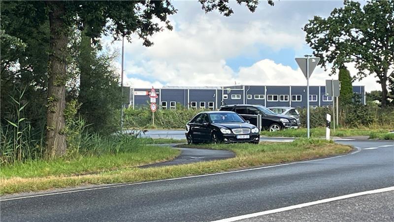Polizei stoppt Buxtehuder auf der L111 – 2,5 Promille Der Buxtehuder musste seinen Wagen auf einem Grünstreifen an der L111 abstellen.