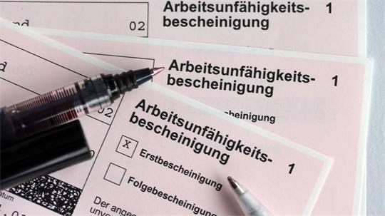 Der CDU-Arbeitnehmerflügel kritisiert die Pläne für strengere Krankmeldungen. 