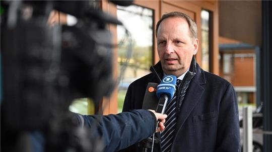 Der CDU-Bundestagsabgeordnete Thomas Heilmann beantwortet vor dem Bundesverfassungsgericht Fragen von Journalisten.