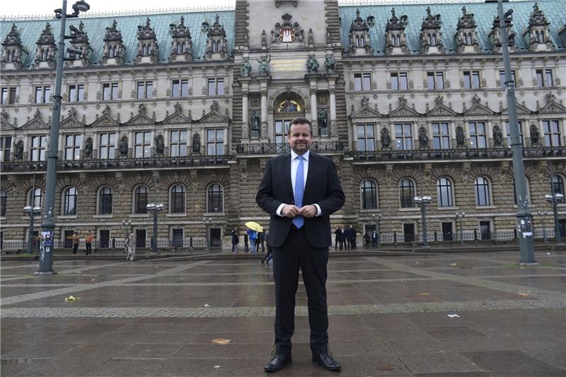 Der CDU-Fraktionschef in der Hamburgischen Bürgerschaft, André Trepoll, vor dem Rathaus. Foto Mejewsky/dpa
