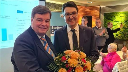 Der CDU-Kreisvorsitzende und scheidende Bundestagsabgeordnete Enak Ferlemann (links) gratuliert zu nächtlicher Stunde nach Auszählung aller Wahlbezirke seinem Nachfolger Christoph Frauenpreiß zum direkten Einzug in den Bundestag.